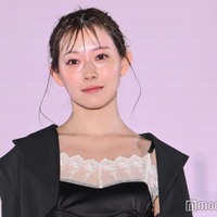 渡辺美優紀、胸元透けるレースがSEXY モノトーンガーリールックでキュートな微笑み＜関西コレクション 2023 S／S＞ 画像