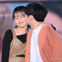 「今日好き」“れんゆな”岡田蓮＆みとゆな、ランウェイ上でほっぺにキス ラブラブオーラたっぷり＜関西コレクション 2023 S／S＞ 画像