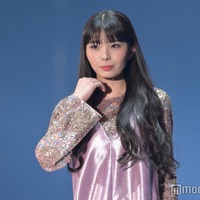 川口ゆりな、美脚チラリのミニワンピで登場 “輝く髪”にも注目集まる＜TGC 2023 S／S＞ 画像