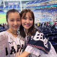 板野友美＆衛藤美彩“侍ジャパンの妻”が歓喜の2ショット「すごい世界線」「尊い」とファン沸く 画像