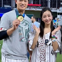 板野友美「WBC」優勝の夫・高橋奎二選手との2ショット公開 身長差にも注目集まる 画像