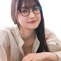 櫻坂46大園玲、胸元のぞくオーバーシャツ＆メガネ姿でリラックス 1st写真集「半分光、半分影」新規カット解禁 画像