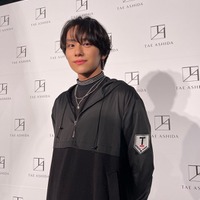 山下幸輝「TAE ASHIDA」ショー来場 短パン＆ソックスの個性派スタイリングのポイントは？＜オフショット＆コメント＞ 画像