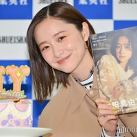 堀田真由、すっぴん＆リアル部屋着の撮影振り返る「実家のソファで寝ているときみたいな…」＜MY＞ 画像