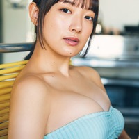 坂口風詩、美バスト溢れるチューブトップ水着　大人の色気にうっとり 画像