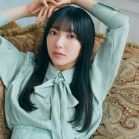 日向坂46小西夏菜実、ソファに寝そべり大人な雰囲気 “小坂菜緒を研究した”エピソードも明かす＜四期生のぽかぽか写真館＞ 画像