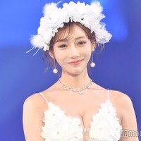 明日花キララ、胸元ざっくりドレス姿 ノブコブ吉村も悶絶「目を開けることができません」＜札幌コレクション 2023 S／S＞ 画像