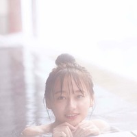 日向坂46影山優佳、露天風呂で温泉満喫　お団子ヘア＆素肌にドキッ＜知らないことだらけ＞ 画像