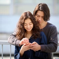 山下智久、新木優子を優しくバックハグ「SEE HEAR LOVE」場面写真5点解禁 画像