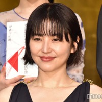 長澤まさみ、胸元ざっくり黒ドレスで登場 撮影の苦労語る「とても難しかった」＜第31回 橋田賞＞ 画像