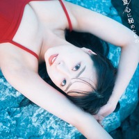 NMB48加藤夕夏、真っ赤な水着姿で美谷間輝く 1st写真集タイトル＆表紙3種解禁＜心に秘めたもの＞ 画像