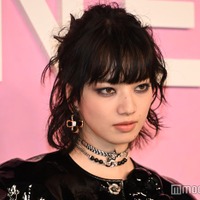 小松菜奈、鼻ピアス＆斬新レザーワンピでクールな魅力＜メティエダール コレクション CHANEL-DAKAR＞ 画像