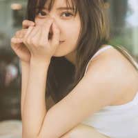 日向坂46加藤史帆、タンクトップ姿で素肌輝く 1st写真集裏表紙カット4種＆秋元康氏の帯コメント解禁＜＃会いたい＞ 画像