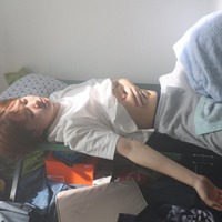 HiHi Jets井上瑞稀、愛くるしい寝顔にキュン “腹出し”爆睡ショット解禁<おとななじみ> 画像