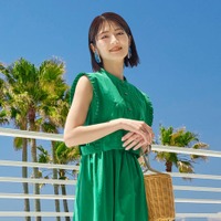 若月佑美、素肌際立つノースリーブワンピ姿 裸足でくつろぐカットも公開 画像