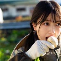 乃木坂46久保史緒里、“ばあちゃんの畑”で野菜にかぶりつく 農作業服姿披露<交差点> 画像