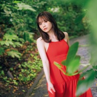 乃木坂46田村真佑、存在感たっぷり鮮やかワンピで色白素肌際立つ 1st写真集先行カット第3弾公開 画像