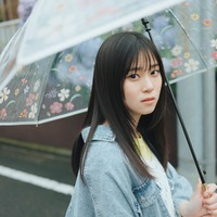 櫻坂46山下瞳月、デート感溢れる“雨の日”の姿 三期生連続グラビア企画始動 画像