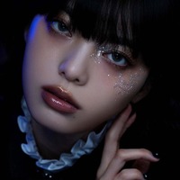 平手友梨奈、ナイフ咥え鋭い視線・ケーキでクリームまみれ…鮮烈バースデーフォトに反響殺到 画像