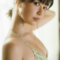「王様のブランチ」リポーター・冴木柚葉、水着姿で美バスト披露 初の温泉ロケにも挑戦 画像
