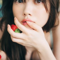 乃木坂46田村真佑、ランジェリーカット初解禁 ホテルで“初めての表情”見せる 画像