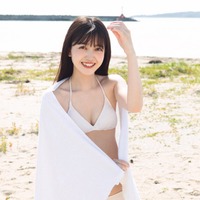 乃木坂46久保史緒里、色白美ボディ&照れ顔にキュン 1st写真集発売前重版決定<交差点> 画像