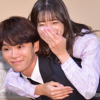 足立梨花&HANDSIGN・TATSU、結婚会見でおんぶ・見つめ合い…報道陣へのサービス精神溢れる 画像