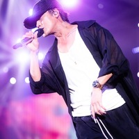 赤西仁、独立10周年ライブで「ムラサキ」「Care」「Eternal」歌唱に会場沸く 山田孝之・錦戸亮らも登場<レポ・セットリスト> 画像