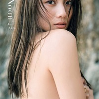 YouTuber伊原葵、美背中大胆披露のセクシーショット 1st写真集表紙解禁<Noon> 画像