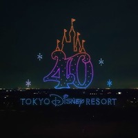 東京ディズニーリゾート、全国の花火大会でドローンショー初実施 40周年を夜空で祝福 画像