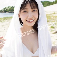 乃木坂46久保史緒里、白ビキニ姿でキュートな笑顔 1st写真集「交差点」封入ポストカード絵柄解禁 画像