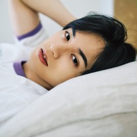 Sexy Zone中島健人、ベッドでセクシーな眼差し 自身にとってのアイドル・交友関係明らかに 画像
