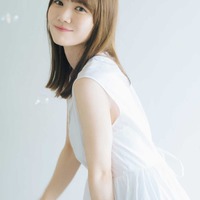 乃木坂46田村真佑、色白素肌輝くノースリーブワンピ姿 画像