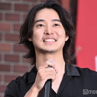 山崎賢人、杏&岡山天音と新宿にサプライズ登場 1500人から歓声<キングダム 運命の炎> 画像