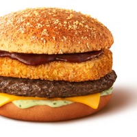 マクドナルドに今年もハワイの味が!新作バーガーやチーズロコモコマフィンなど7種のラインアップ 画像