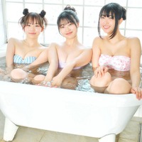 「ミスマガジン2022」瑚々・咲田ゆな・藤本沙羅、ふっくらバスト際立つ密着入浴ショット 画像