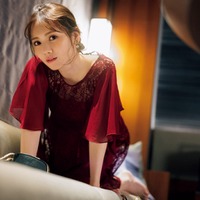 乃木坂46田村真佑、赤ドレスで大人っぽい表情 賀喜遥香からの1st写真集への要望明かす 画像