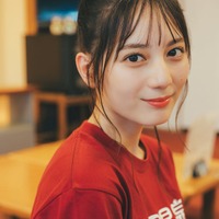 日向坂46小坂菜緒、彼女感あるあどけない表情で魅了 自身のポジション語る 画像