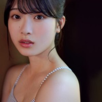 NGT48小越春花、19歳初めてのグラビア タンクトップ姿で色白美ボディ際立つ 画像