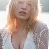 “朝倉未来発掘の美女”で話題・美月、初写真集決定 水着姿で抜群スタイル披露 画像