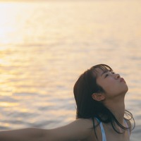 日向坂46上村ひなの、大人な表情で肌見せ 朝焼けが美しい1st写真集先行カット解禁<そのままで> 画像