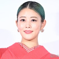 高畑充希、映画「バービー」ジャパンプレミアで緑髪&ピンクの着物姿披露 画像