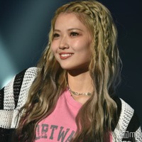 フォーエイト48あみか、ミニスカからほっそり美脚のぞかせる ハイトーンヘアが可愛い＜TGC teen 2023 Summer＞ 画像