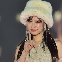 吉田朱里、ミニ丈ワンピで抜群スタイル強調 モコモコハットが可愛い<関西コレクション 2023 A/W> 画像