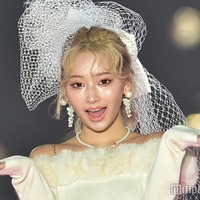 「小悪魔ageha」PyunA.(ぴょな)、美脚&デコルテ輝くゴージャス衣装姿が美しい<関西コレクション 2023 A/W> 画像