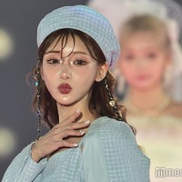明日花キララ、美脚際立つミニスカ姿 華やかな目元にも釘付け<関西コレクション 2023 A/W> 画像