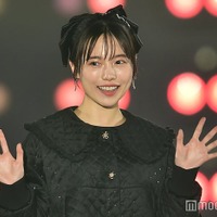 島崎遥香、ミニ丈ワンピ×シアーソックスで美脚魅せ 笑顔にキュン<関西コレクション 2023 A/W> 画像