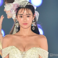 日韓ミックス美女キャバ嬢・ルナ、美谷間に釘付け ハプニングにも笑顔で対応<関西コレクション 2023 A/W> 画像