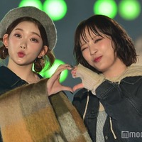 Billlieツキ&スア、ハートポーズ&ウィンクで密着 “シミラールック”が可愛い<関西コレクション 2023 A/W> 画像
