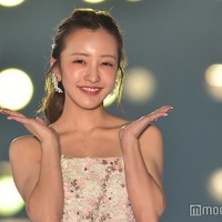 板野友美、美デコルテ際立つドレス姿で魅了<関西コレクション 2023 A/W> 画像